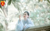 Thiếu nữ Hà Nội đẹp dịu dàng với áo dài cổ phục Việt Nam